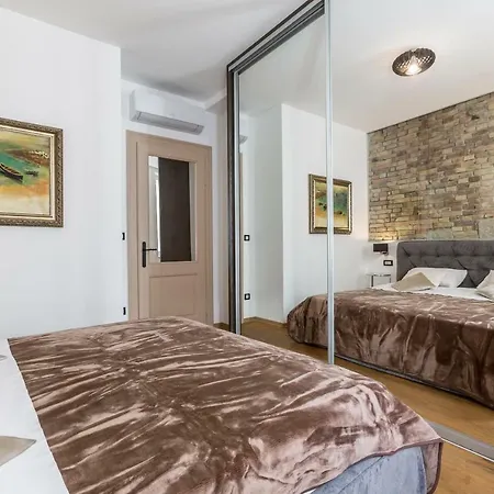 Apartment Queen Split